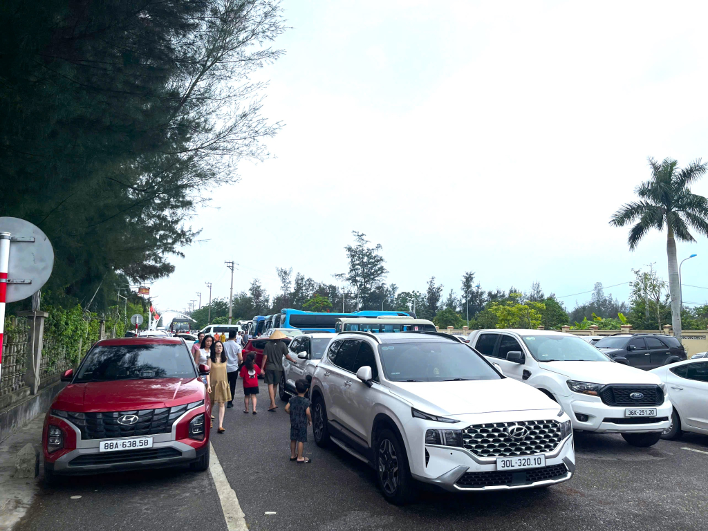 Xe cộ tấp nập đưa du kh&aacute;ch đến c&aacute;c điểm du lịch nổi tiếng tại phường M&oacute;ng C&aacute;i 1