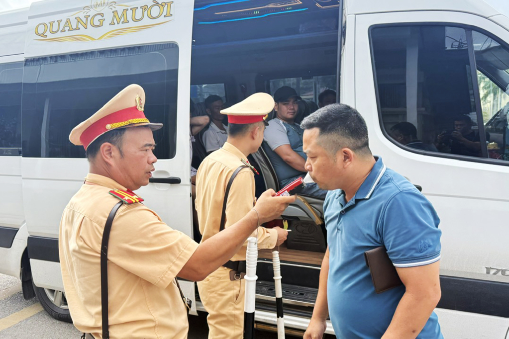 Lực lượng CSGT (C&ocirc;ng an tỉnh Quảng Ninh) kiểm tra nồng độ cồn đối với l&aacute;i xe kh&aacute;ch