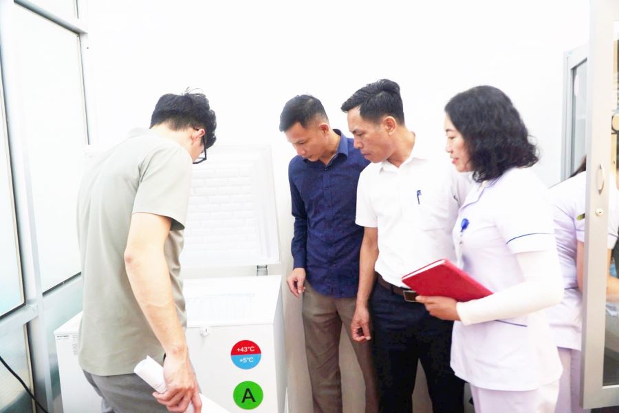 C&aacute;n bộ Trung t&acirc;m Kiểm so&aacute;t bệnh tật H&agrave; Tĩnh kiểm tra c&ocirc;ng t&aacute;c bảo quản vắc xin tại trạm y tế x&atilde; Sơn Kim 1