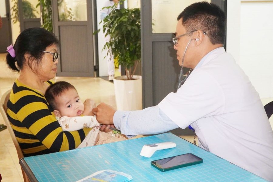Kiểm tra sức khỏe cho trẻ trước khi ti&ecirc;m chủng