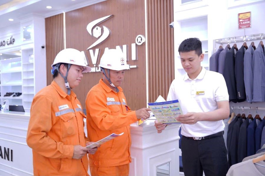 CBCNV Điện lực Th&agrave;nh Sen tuy&ecirc;n truyền an to&agrave;n điện v&agrave; tiết kiệm điện, cảnh b&aacute;o nguy cơ chạm chập, ch&aacute;y nổ trong m&ugrave;a nắng