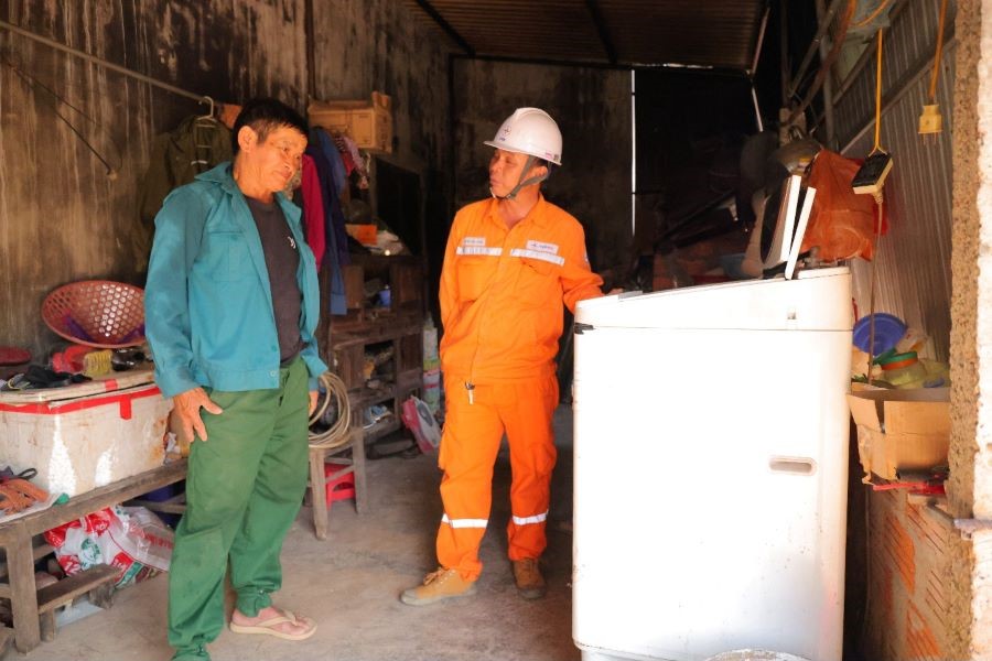 Điện lực Cẩm Xuy&ecirc;n tư vấn kh&aacute;ch h&agrave;ng sử dụng điện an to&agrave;n, hiệu quả