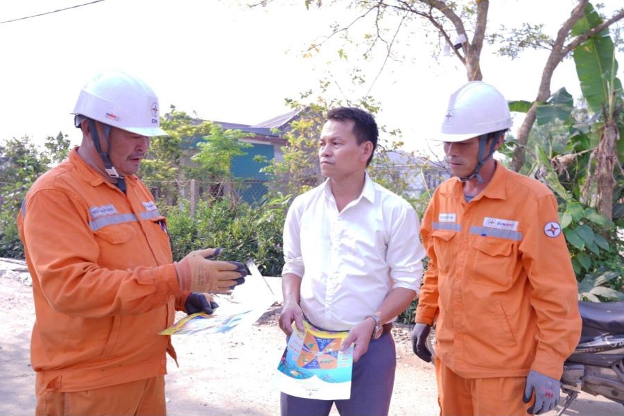 Điện lực Thạch H&agrave; tăng cường phối hợp ch&iacute;nh quyền địa phương tuy&ecirc;n truyền khuyến c&aacute;o người d&acirc;n sử dụng điện an to&agrave;n, tiết kiệm m&ugrave;a nắng n&oacute;ng