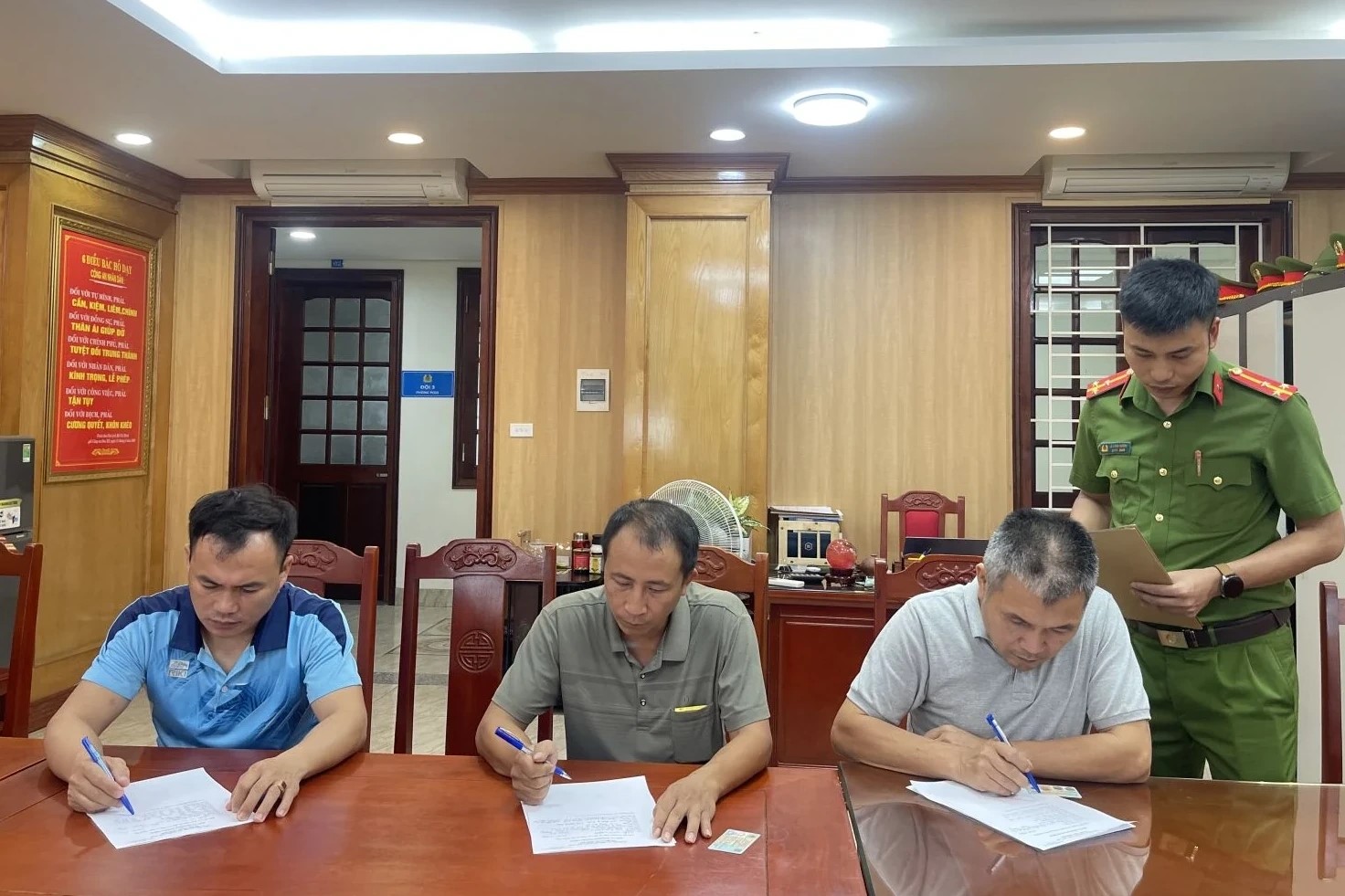 C&aacute;c đối tượng Nguyễn Văn Lục, Trần Minh Cường, L&ecirc; Thanh To&agrave;n (từ tr&aacute;i qua phải) l&agrave;m việc tại cơ quan C&ocirc;ng an.