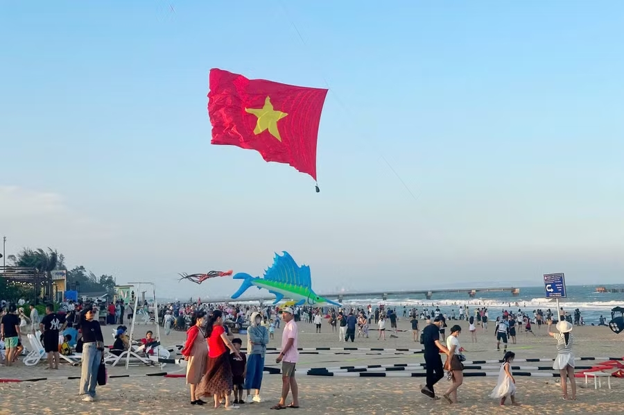 Ngo&agrave;i ra, Quốc kỳ Việt Nam với k&iacute;ch thước l&ecirc;n đến 100m2 được k&eacute;o l&ecirc;n bằng diều khổng lồ, tung bay phấp phới giữa gi&oacute; biển trong dịp kỷ niệm Ng&agrave;y Giải ph&oacute;ng miền Nam 30/4