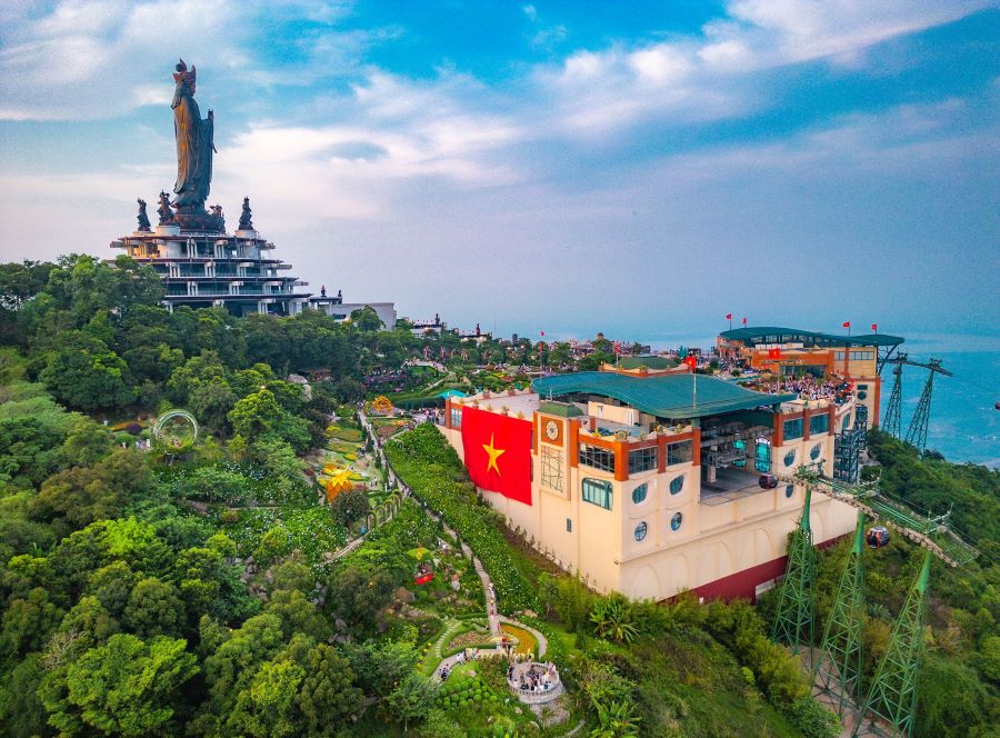 Tây Ninh đón hơn 300.000 lượt khách dịp lễ, núi Bà Đen tiếp tục là điểm hẹn nổi bật