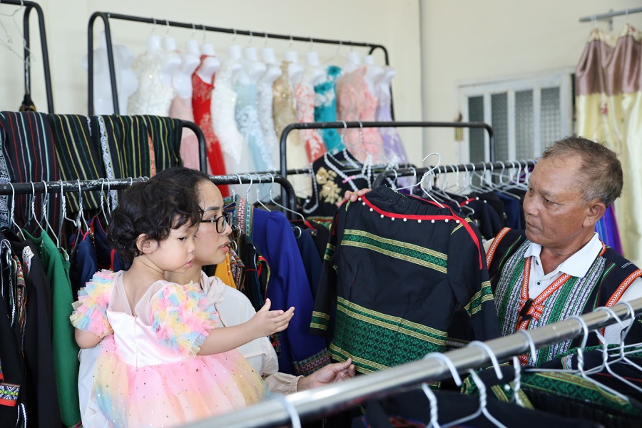 &Ocirc;ng Cil Nếu kh&ocirc;ng chỉ dừng lại ở n&ocirc;ng nghiệp, &ocirc;ng c&ograve;n tận dụng lợi thế văn h&oacute;a để ph&aacute;t triển dịch vụ cho thu&ecirc; trang phục truyền thống của đồng b&agrave;o, để tăng thu nhập