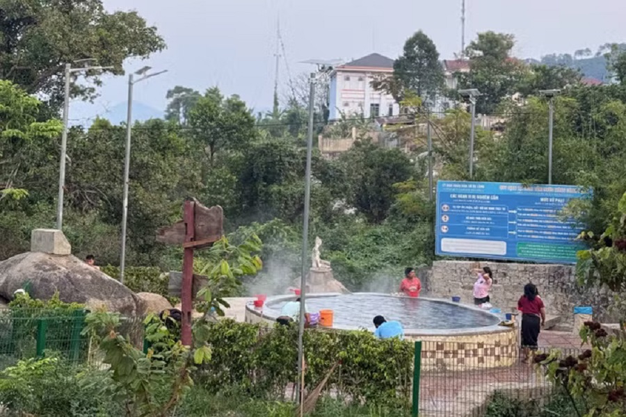 Suối nước n&oacute;ng Đạ Long l&agrave; một trong hai suối nước n&oacute;ng tự nhi&ecirc;n tr&ecirc;n địa b&agrave;n x&atilde; Đam R&ocirc;ng 4, tiềm năng về du lịch đang chờ được khai th&aacute;c