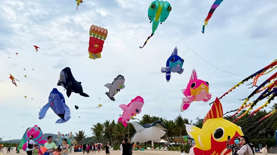 Tại Khu du lịch The Cliff Resort (phường Ph&uacute; Thủy) hơn 400 con diều với nhiều h&igrave;nh d&aacute;ng như: C&aacute; heo, mực, c&aacute; voi... được thả l&ecirc;n bầu trời.
