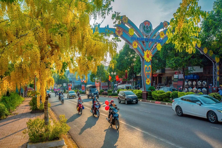 Tại khu vực trung t&acirc;m đ&ocirc; thị Gia Nghĩa v&agrave; c&aacute;c khu, điểm du lịch trọng điểm, c&aacute;nh hoa rơi vương đầy l&ograve;ng đường, h&egrave; phố&hellip; &ldquo;t&ocirc; điểm&rdquo; v&agrave; l&agrave;m 