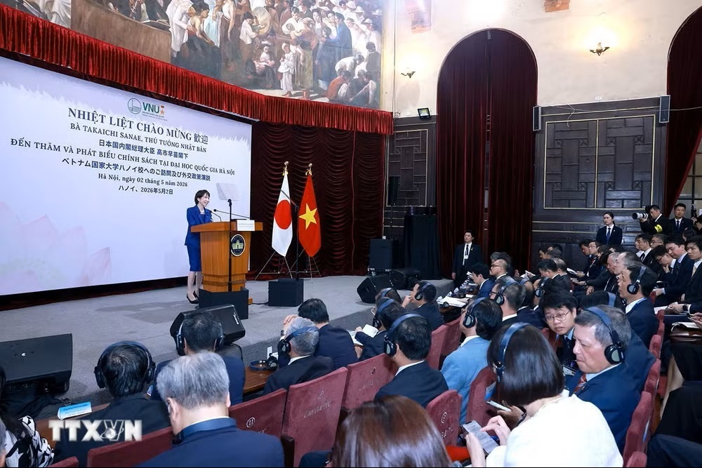 Thủ tướng Nhật Bản Takaichi Sanae ph&aacute;t biểu ch&iacute;nh s&aacute;ch tại Đại học Quốc gia H&agrave; Nội. (Ảnh: Tuấn Anh/TTXVN)