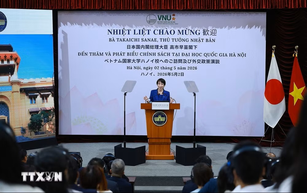 Thủ tướng Nhật Bản Takaichi Sanae ph&aacute;t biểu ch&iacute;nh s&aacute;ch tại Đại học Quốc gia H&agrave; Nội. (Ảnh: Dương Giang/TTXVN)