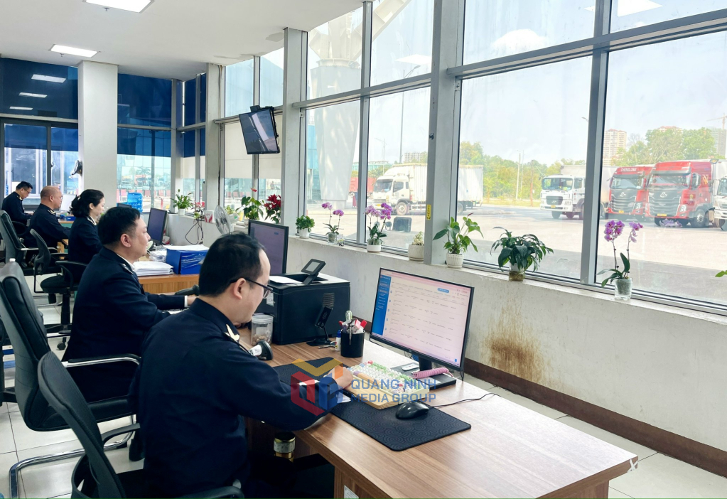 Hải quan cửa khẩu quốc tế M&oacute;ng C&aacute;i đ&atilde; chủ động x&acirc;y dựng phương &aacute;n từ sớm, duy tr&igrave; khoảng 80% qu&acirc;n số trực xuy&ecirc;n suốt kỳ nghỉ lễ