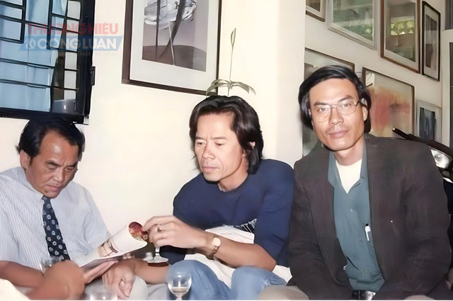 Nh&agrave; văn Ho&agrave;ng Phủ Ngọc Tường, nh&agrave; thơ L&ecirc; Diễn v&agrave; t&aacute;c giả tại nh&agrave; ri&ecirc;ng của họa sỹ Vũ Dương tr&ecirc;n đường Trần Kế Xương.