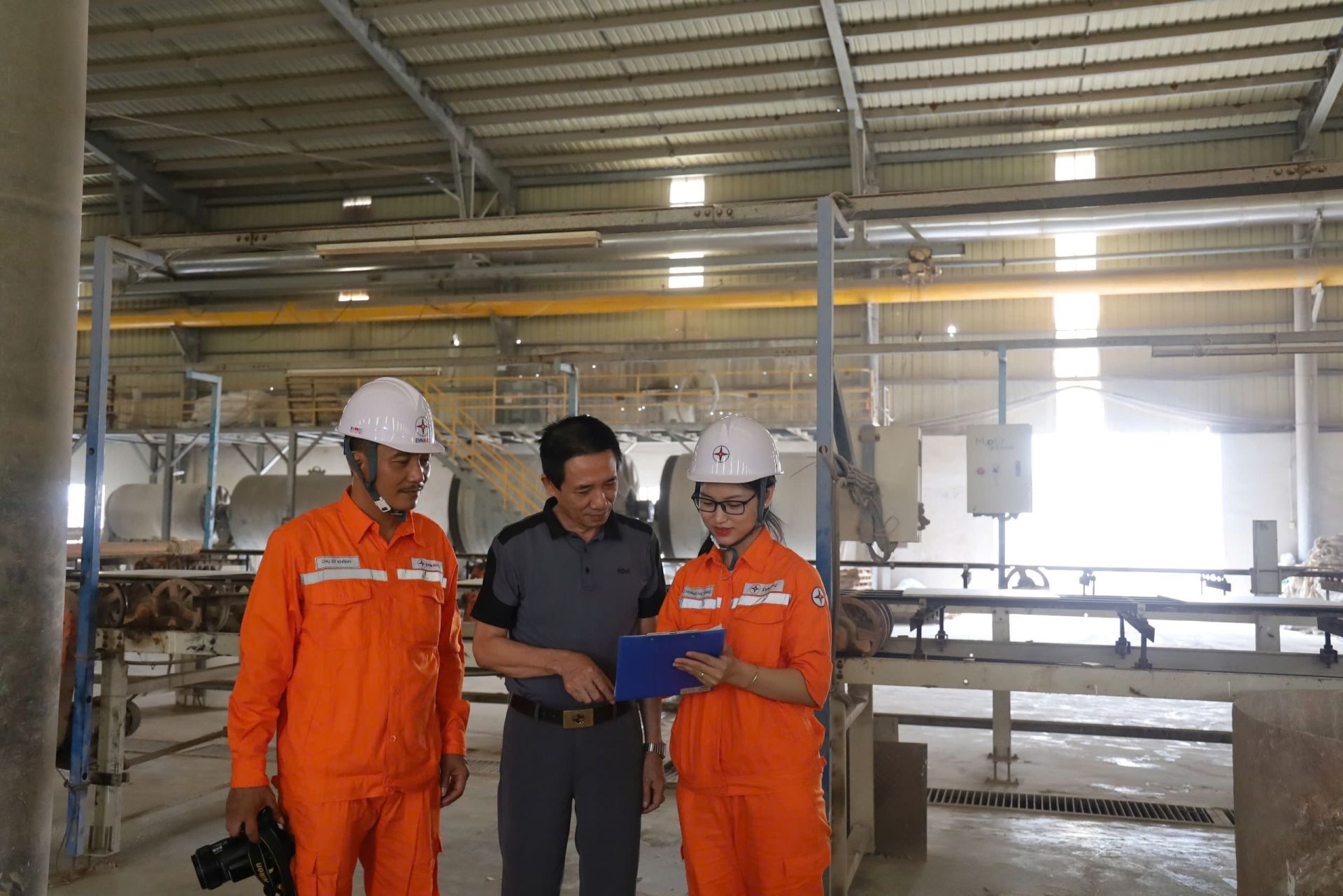 Nhiều doanh nghiệp sản xuất trong đ&atilde; tham gia chương tr&igrave;nh điều chỉnh phụ tải, qua đ&oacute; g&oacute;p phần giảm &aacute;p lực cho hệ thống điện trong c&aacute;c khung giờ cao điểm