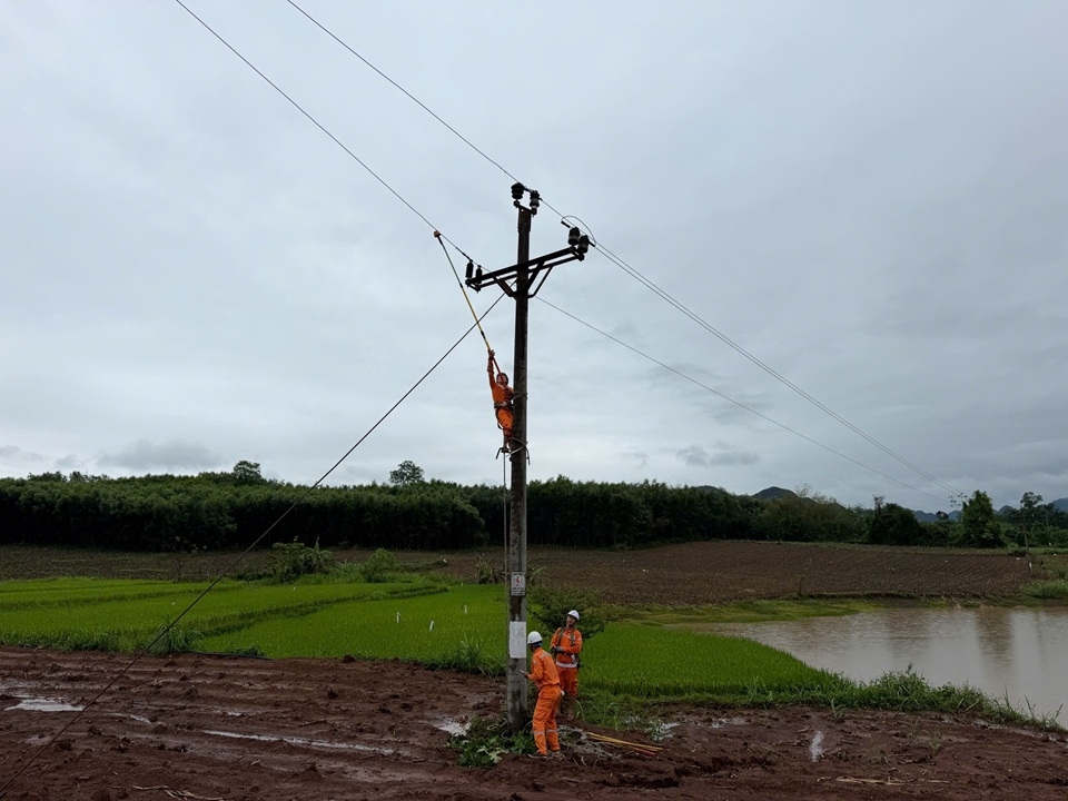 Rạng s&aacute;ng 4/5/2026, CBCNV C&ocirc;ng ty Điện lực Nghệ An tiếp tục khẩn trương xử l&yacute; c&aacute;c điểm hư hỏng nặng, quyết t&acirc;m sớm cấp điện trở lại cho người d&acirc;n