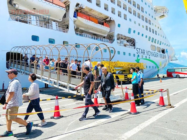 T&agrave;u biển STAR VOYAGER cập cảng Ti&ecirc;n Sa đưa 1.500 du kh&aacute;ch v&agrave; hơn 1.000 thuyền vi&ecirc;n, nh&acirc;n vi&ecirc;n phục vụ đến tham quan c&aacute;c điểm đến nổi tiếng của Đ&agrave; Nẵng
