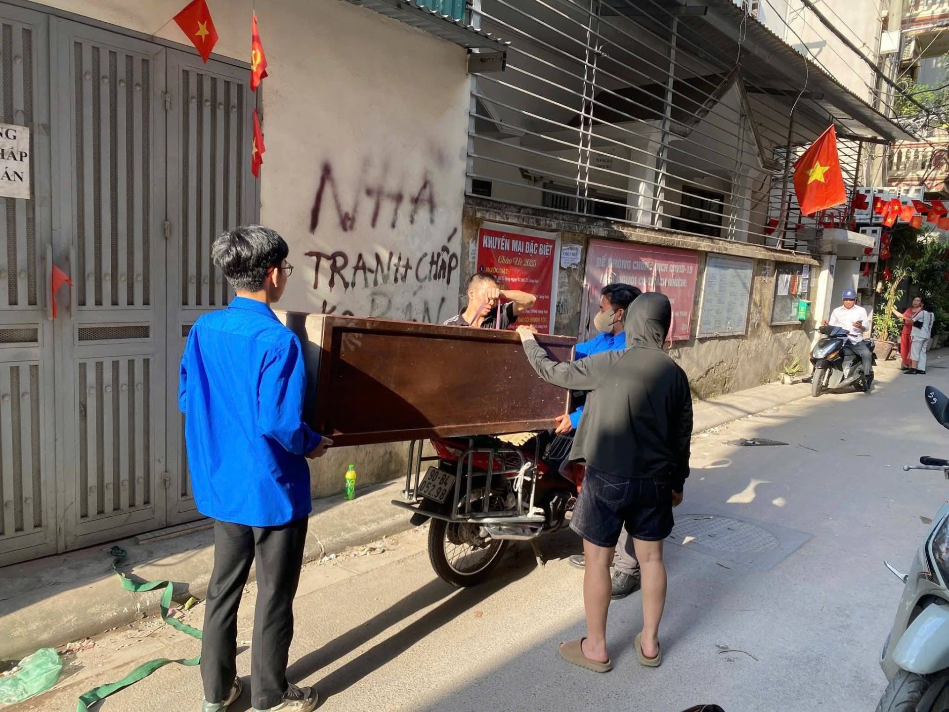 Ch&iacute;nh quyền cơ sở trực tiếp xuống từng hộ d&acirc;n, c&ugrave;ng người d&acirc;n di dời t&agrave;i sản, tạo sự đồng thuận trong c&ocirc;ng t&aacute;c giải ph&oacute;ng mặt bằng.