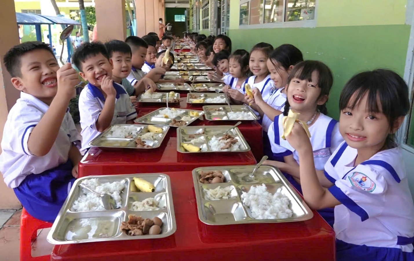 Bữa ăn học đường và khoảng cách giữa quy định với thực thi
