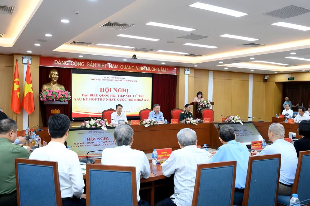 Tổng B&iacute; thư, Chủ tịch nước T&ocirc; L&acirc;m với c&aacute;c đại biểu v&agrave; cử tri tham dự hội nghị. (Ảnh: ĐĂNG KHOA)