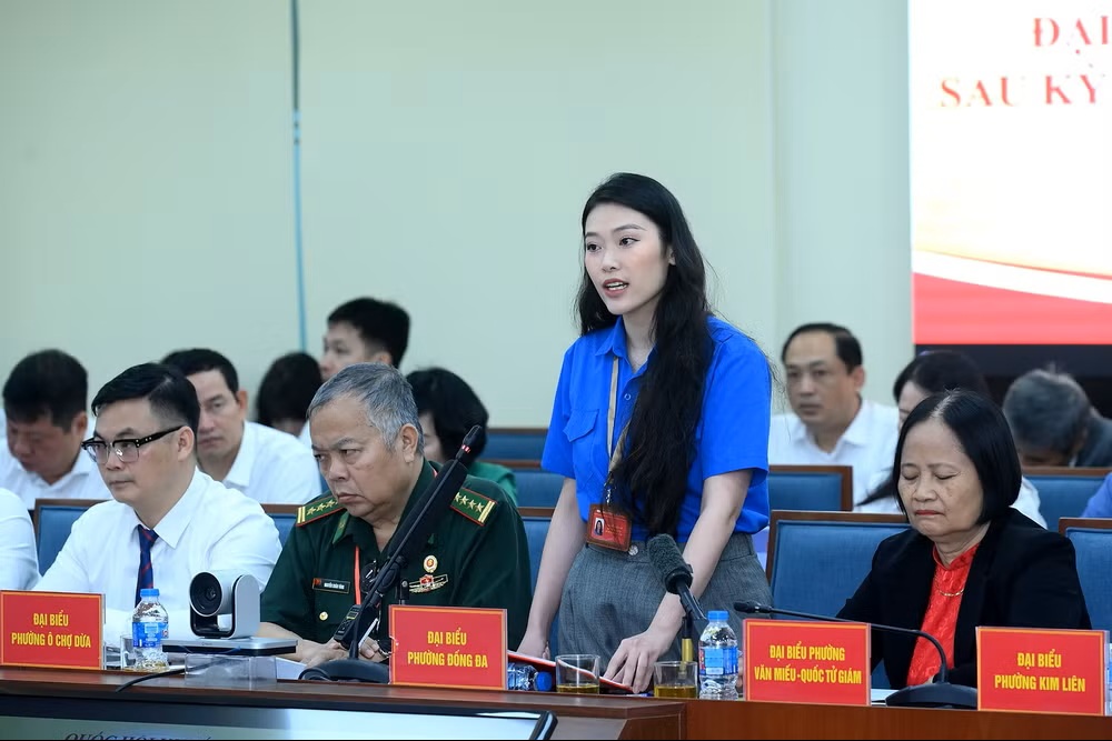 Cử tri phường Đống Đa ph&aacute;t biểu, n&ecirc;u kiến nghị với c&aacute;c Đại biểu Quốc hội. (Ảnh: ĐĂNG KHOA)