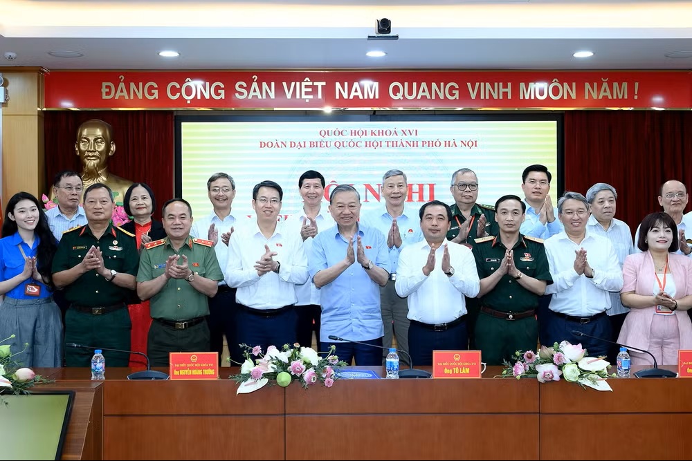 Tổng B&iacute; thư, Chủ tịch nước T&ocirc; L&acirc;m với c&aacute;c đại biểu v&agrave; cử tri tham dự hội nghị. (Ảnh: ĐĂNG KHOA)