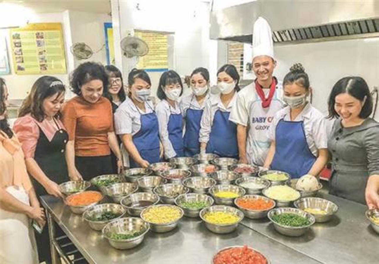 Việc đưa thực phẩm bẩn v&agrave;o trường học kh&ocirc;ng chỉ l&agrave; c&acirc;u chuyện vi phạm ph&aacute;p luật m&agrave; c&ograve;n l&agrave; một sự lệch chuẩn đạo đức kinh doanh ở mức độ nghi&ecirc;m trọng nhất