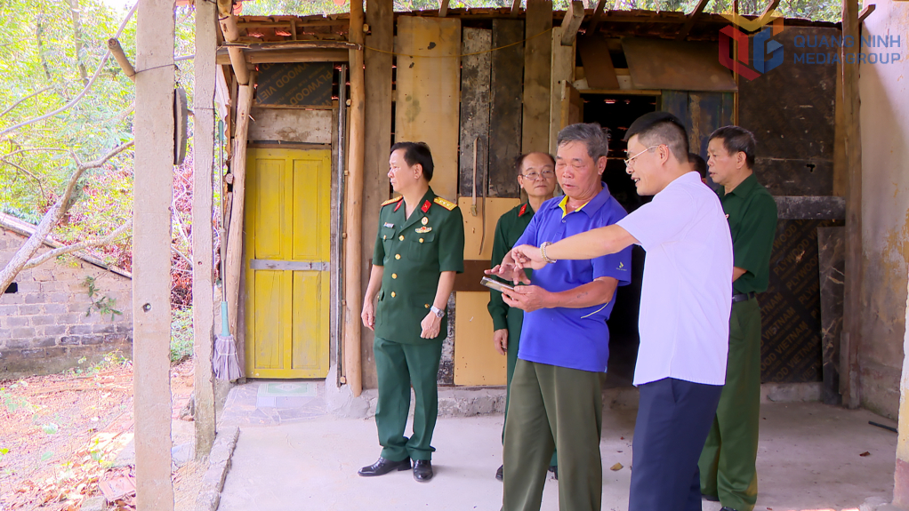 C&aacute;n bộ MTTQ phường U&ocirc;ng B&iacute; c&ugrave;ng đại diện c&aacute;c đo&agrave;n thể vận động nh&acirc;n d&acirc;n nhằm tạo sự đồng thuận trong triển khai dự &aacute;n