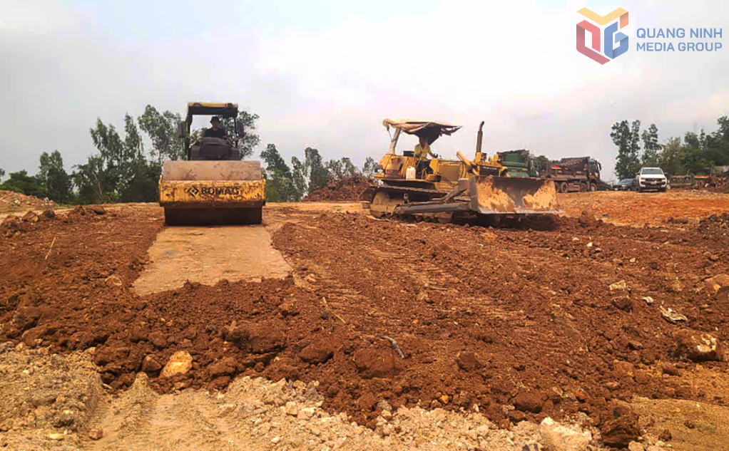 Đơn vị nh&agrave; thầu tổ chức dọn thực b&igrave;, đắp đất sẵn s&agrave;ng thi c&ocirc;ng khoan cọc t&ograve;a nh&agrave; kh&aacute;m, chữa bệnh 8 tầng, hạng mục ch&iacute;nh của dự &aacute;n