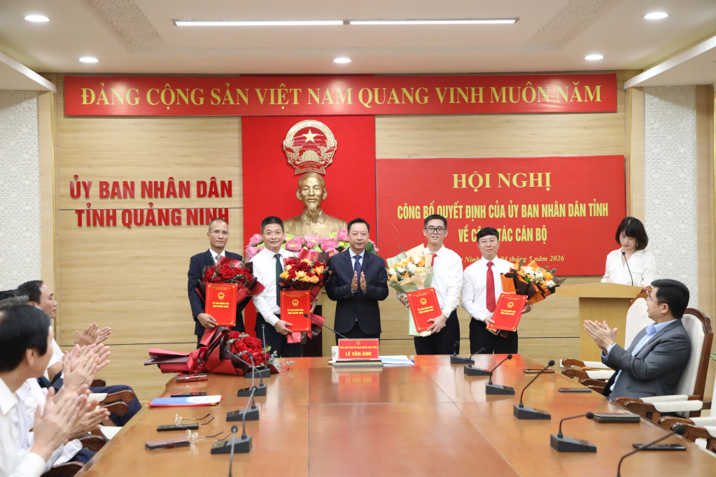 &Ocirc;ng L&ecirc; Văn &Aacute;nh, Ph&oacute; Chủ tịch UBND tỉnh trao quyết định của UBND tỉnh Quảng Ninh cho &ocirc;ng Nguyễn Ph&uacute;c Vinh, Đặng Ho&agrave;ng Th&ocirc;ng, Đỗ Ho&agrave;ng Ho&agrave;nh, Trương Ho&agrave;ng Quang