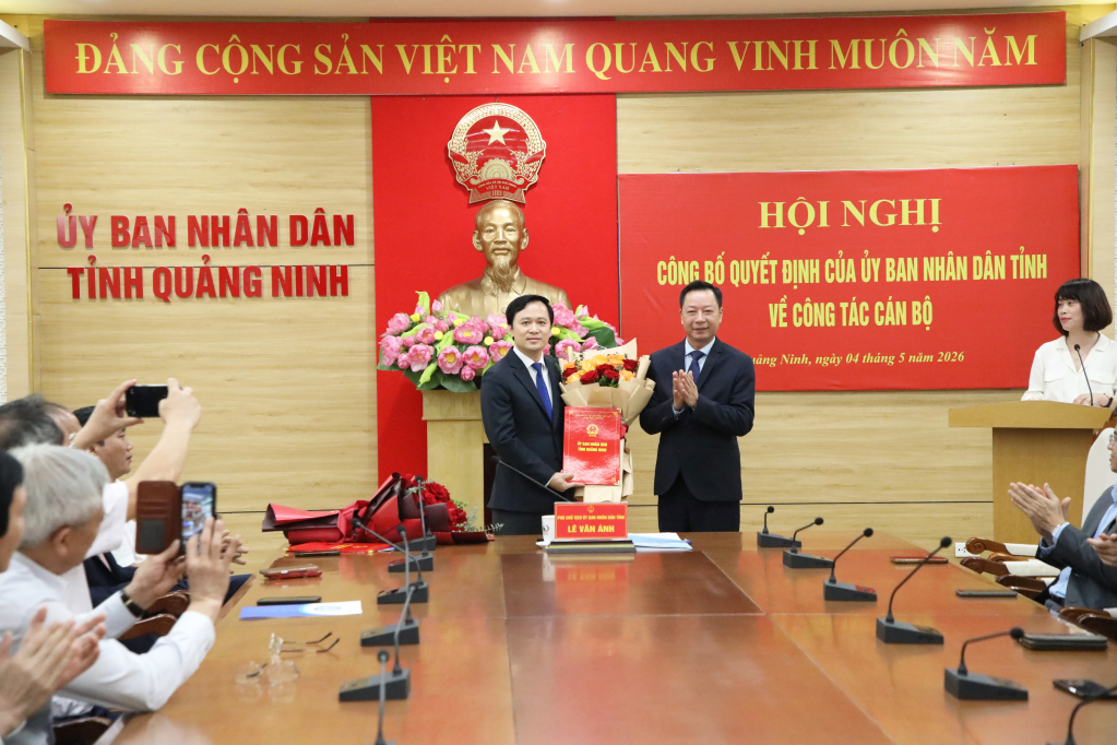 &Ocirc;ng L&ecirc; Văn &Aacute;nh, Ph&oacute; Chủ tịch UBND tỉnh Quảng Ninh trao quyết định của UBND tỉnh cho &ocirc;ng B&ugrave;i Mạnh H&ugrave;ng, Ph&oacute; Gi&aacute;m đốc Sở Y tế giữ chức vụ Gi&aacute;m đốc Sở Y tế
