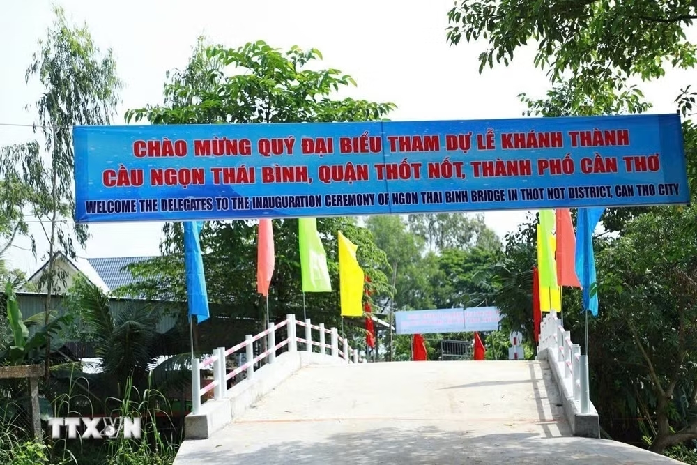 Cầu Ngọn Th&aacute;i B&igrave;nh (Cần Thơ) rộng 4,5m, d&agrave;i 29,5m, tải trọng 5 tấn với kinh ph&iacute; x&acirc;y dựng gần 630 triệu đồng do Ch&iacute;nh phủ Ấn Độ t&agrave;i trợ. (Ảnh: TTXVN ph&aacute;t)