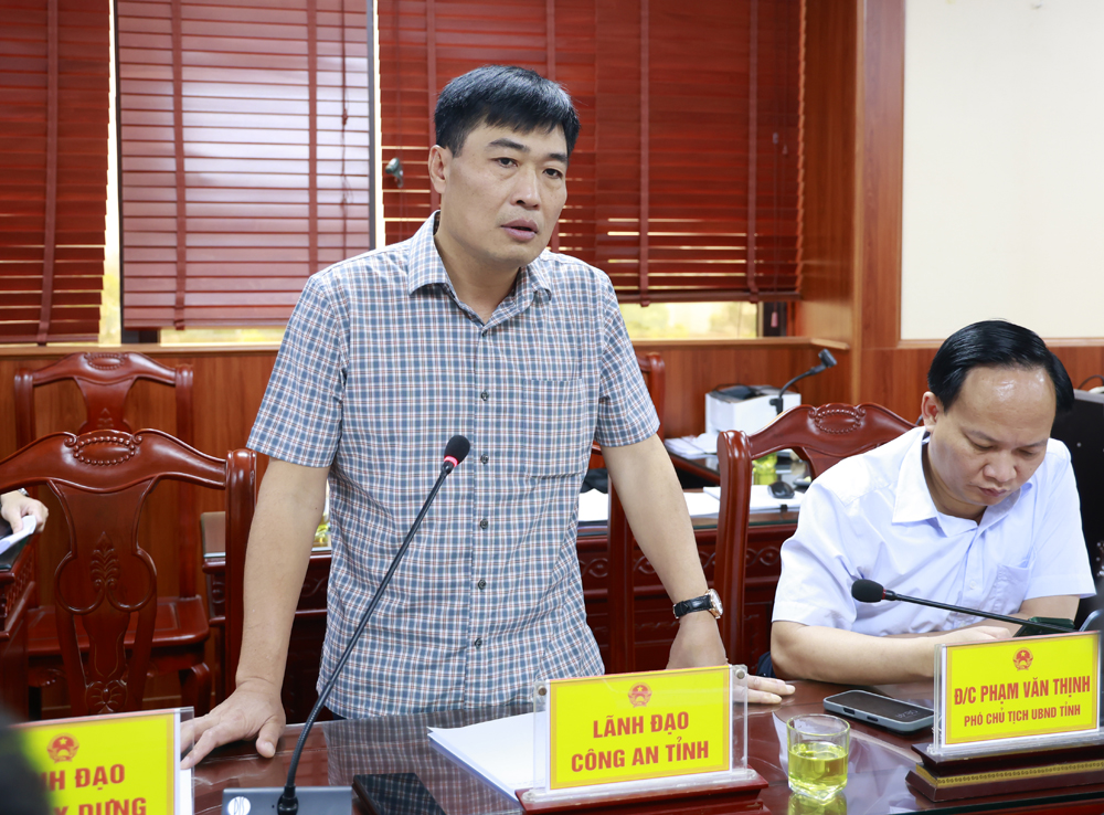 Đại diện l&atilde;nh đạo C&ocirc;ng an tỉnh trao đổi một số nội dung.