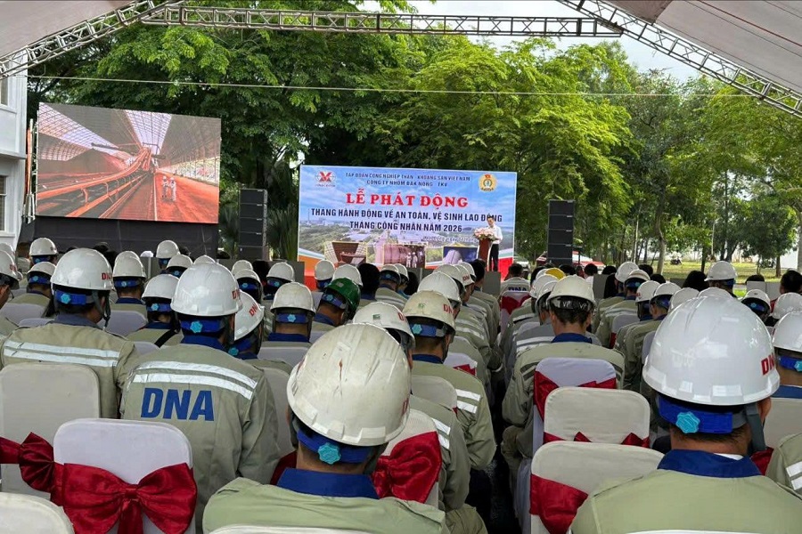 C&ocirc;ng t&aacute;c ATVSLĐ lu&ocirc;n được C&ocirc;ng ty Nh&ocirc;m Đắk N&ocirc;ng - TKV triển khai đồng bộ, b&agrave;i bản