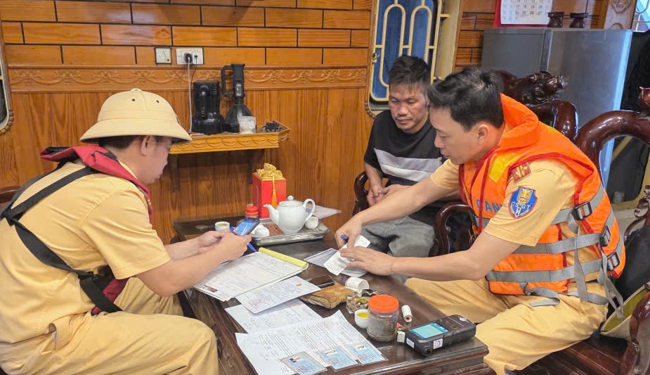 Ninh Bình: Xử lý trường hợp vi phạm nồng độ cồn trên tuyến đường thủy
