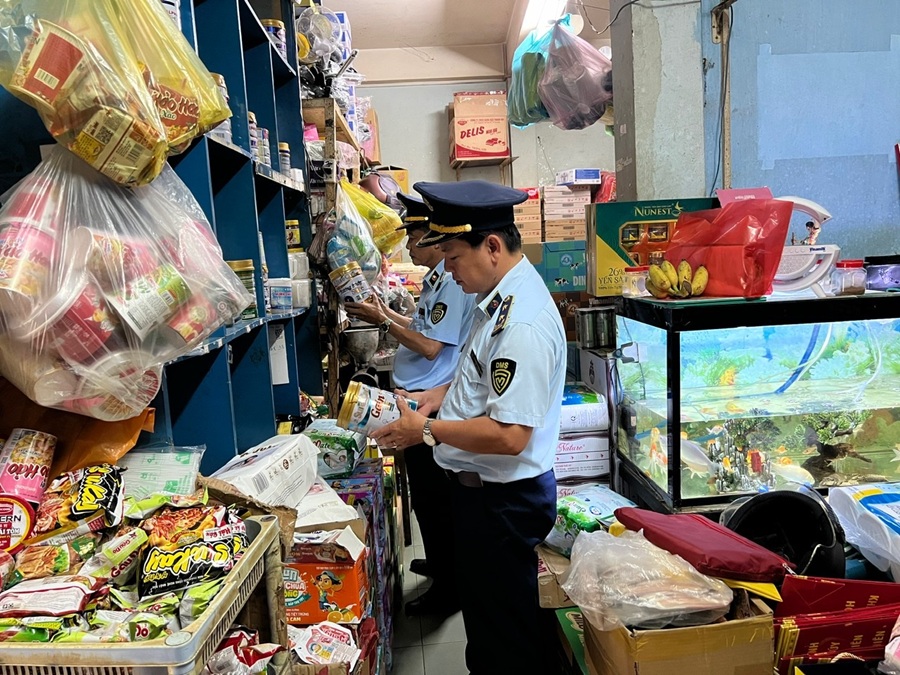 Lực lượng chức năng kiểm tra tại cơ sơ kinh doanh