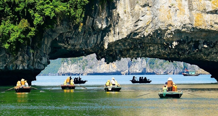 Xuồng chở khách du lịch gặp nạn ở vịnh Hạ Long, 3 người bị thương