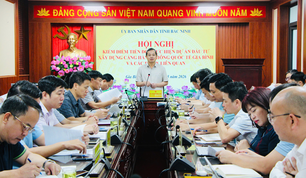 Đồng ch&iacute; Phạm Ho&agrave;ng Sơn chủ tr&igrave; hội nghị.