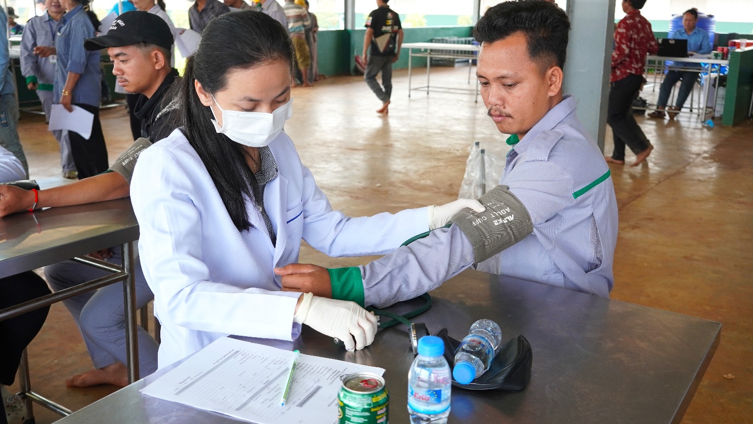 Chị Sit Srey Pak thăm kh&aacute;m cho CB.CNV KLH Snuol