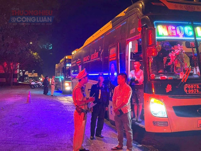 Lực lượng Cảnh s&aacute;t giao th&ocirc;ng C&ocirc;ng an Đắk Lắk tăng cường tổ tức tuần tra, kiểm s&aacute;t tr&ecirc;n c&aacute;c tuy&ecirc;n quốc lộ.