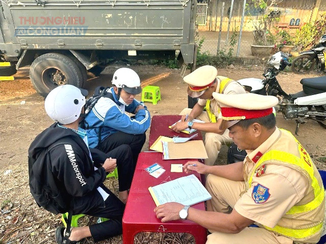 C&aacute;c trường hợp điều khiển phương tiện vi phạm trật tự an to&agrave;n giao th&ocirc;ng bị lập bi&ecirc;n bản xử l&yacute;.