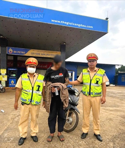Qu&aacute; tr&igrave;nh tuần tra kiểm so&aacute;t Lực lượng Cảnh s&aacute;t giao th&ocirc;ng Đắk Lắk đ&atilde; ph&aacute;t hiện 1 đối tượng t&agrave;ng trữ tr&aacute;i ph&eacute;p chất ma t&uacute;y.