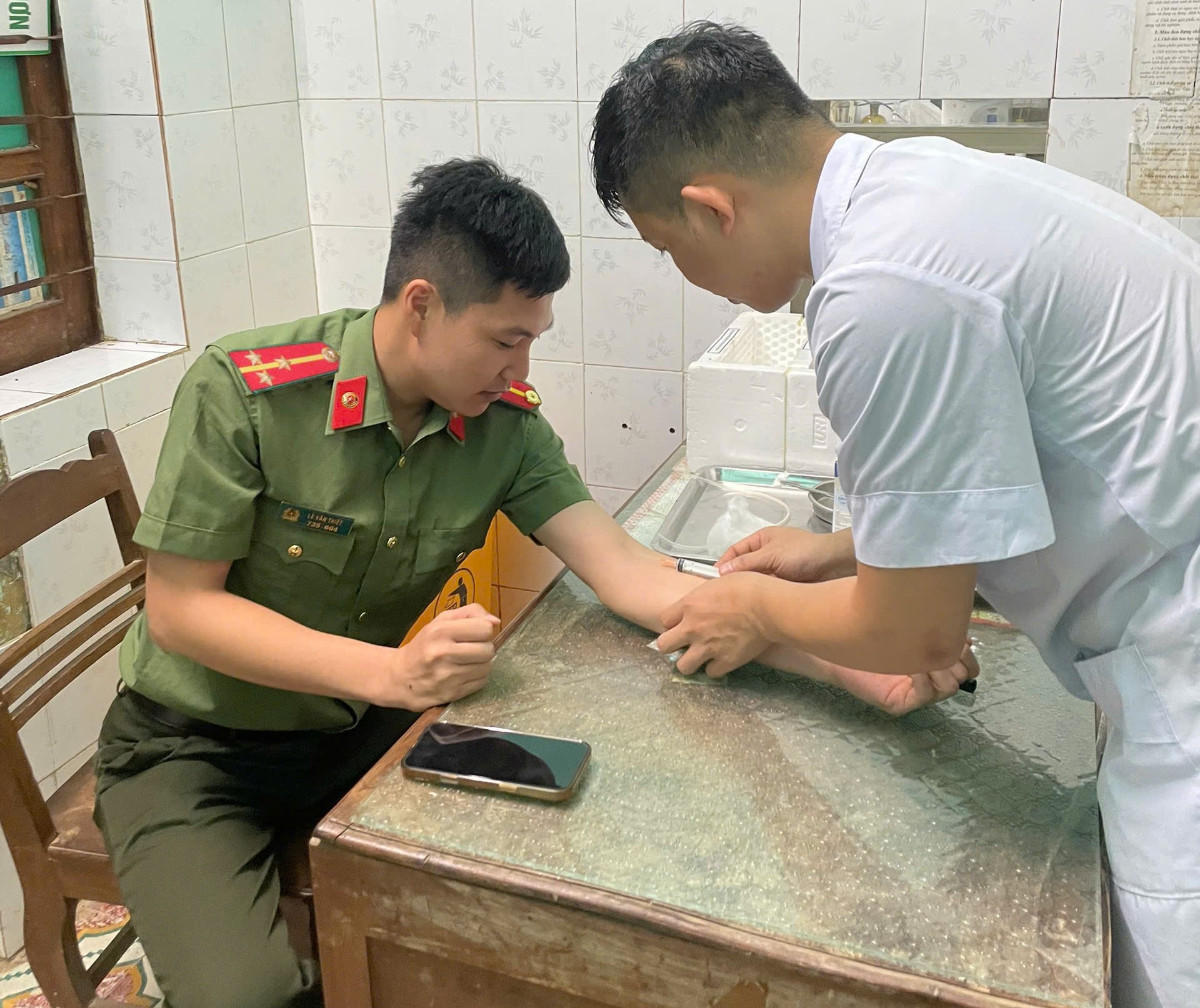 Có 03 lượt cán bộ chiến sĩ, đoàn viên thanh niên Công an xã Pù Nhi là thành viên của Câu lạc bộ Ngân hàng máu sống Công an tỉnh Thanh Hóa tham gia kiểm tra lấy mẫu máu Có 03 lượt cán bộ chiến sĩ, đoàn viên thanh niên Công an xã Pù Nhi là thành viên của Câu lạc bộ Ngân hàng máu sống Công an tỉnh Thanh Hóa tham gia kiểm tra lấy mẫu máu