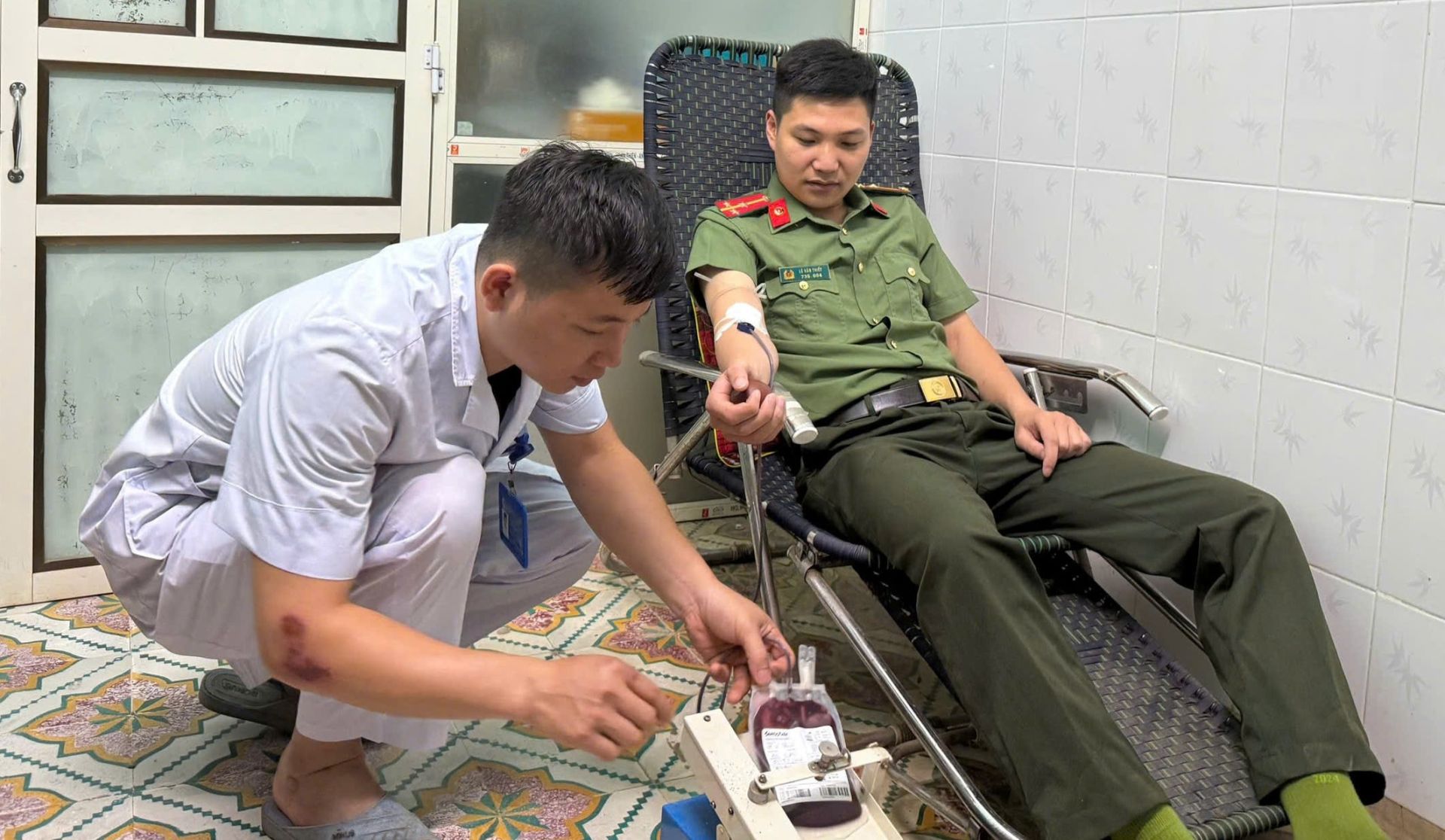 Thanh Hóa: Công an xã Pù Nhi hiến máu giúp bệnh nhân vượt qua cơn nguy kịch