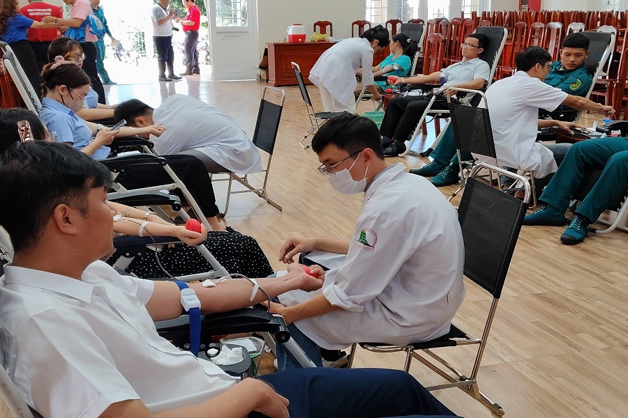 Đ&ocirc;ng đảo c&aacute;n bộ, c&ocirc;ng chức, người lao động v&agrave; người d&acirc;n phường B'Lao, tỉnh l&acirc;m Đồng đến đăng k&yacute; hiến m&aacute;u t&igrave;nh nguyện