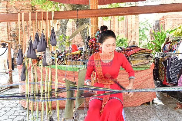 Thiếu nữ Chăm biểu diễn dệt thổ cẩm truyền thống của người Chăm