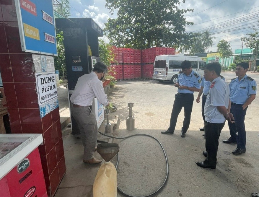 Vĩnh Long: Xử phạt hơn 320 triệu đồng cửa hàng kinh doanh xăng dầu kém chất lượng