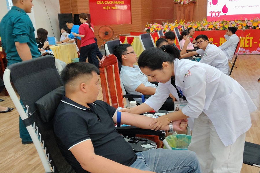 Hiến m&aacute;u cứu người l&agrave; nghĩa cử cao đẹp, thể hiện tr&aacute;ch nhiệm x&atilde; hội v&agrave; l&ograve;ng nh&acirc;n &aacute;i của mỗi c&aacute; nh&acirc;n đối với cộng đồng
