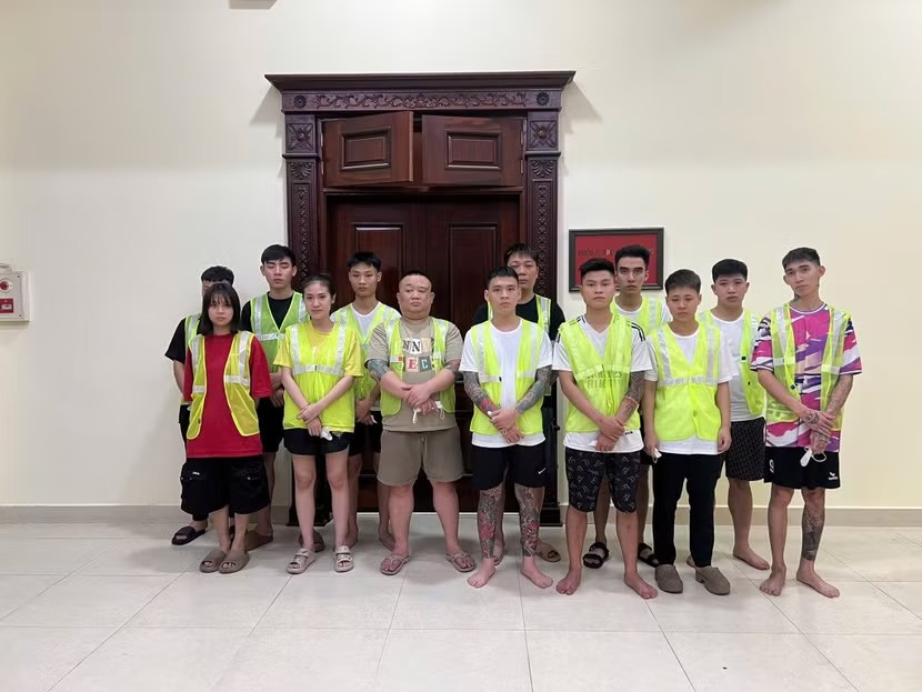 Hà Nội: Tạm giữ 13 đối tượng liên quan đến hoạt động buôn bán hàng cấm tại cơ sở kinh doanh Lounge Gas Remix