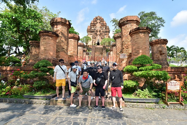 Du kh&aacute;ch tham quan Th&aacute;p B&agrave; P&ocirc; Nagar